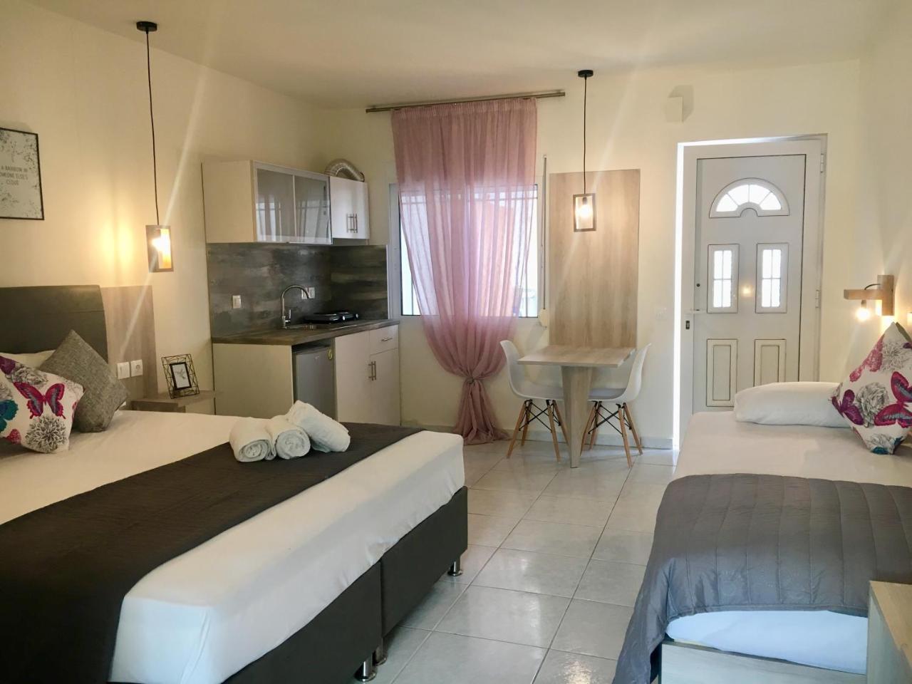 Studios Katerina Nea Iraklitsa Luaran gambar