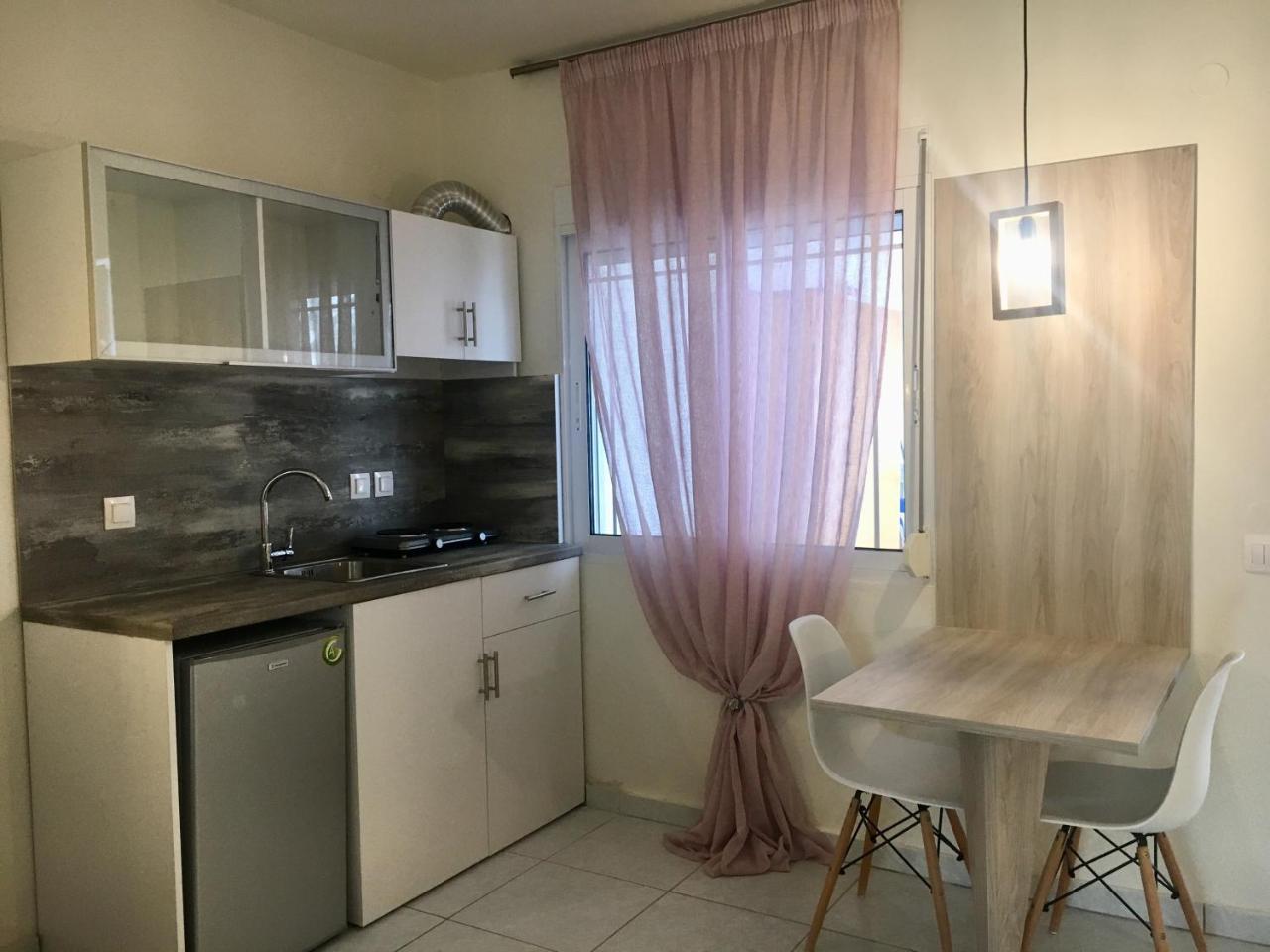 Studios Katerina Nea Iraklitsa Luaran gambar